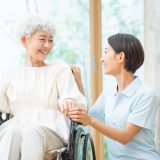 話をする介護職員とシニア女性